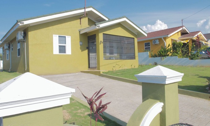 Falmouth House | Villa Applebee – from Home to Yard @ Stonebrook Manor!