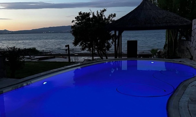 Orhangazi Villa | Villa Atroa Lakehouse - 2 Bedroom Villa on İznik Lake