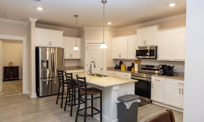 Northwest Pensacola House | Villa Belleview - 20 minutes from Pensacola Beach and Downtown!