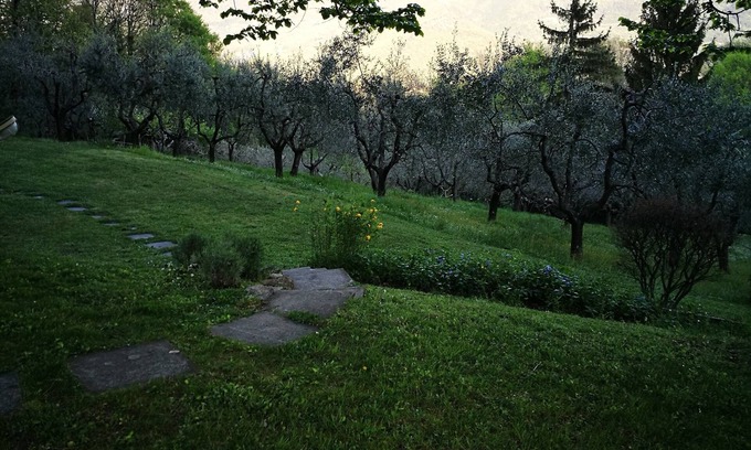 Vaiano House | Villa bifamiliare panoramica in collina con grande giardino