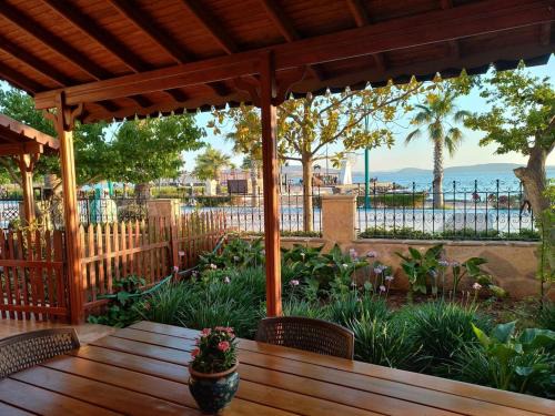 Yenisakran Villa | Villa by the beach with garden