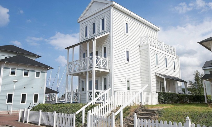 Municipality of Hellevoetsluis Villa | Villa by the Harbour with Sauna