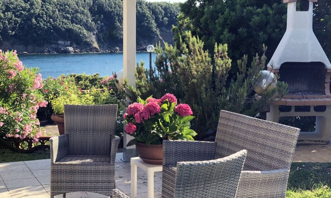 Bagnaia Apartment | Villa Cacciò on the sea with private garden