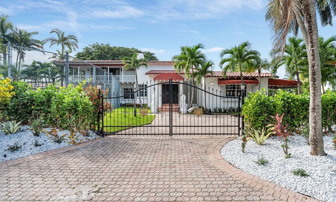 Hollywood Lakes Villa | Villa Capri, Waterfront, pool & Tennis Court, 30 day min