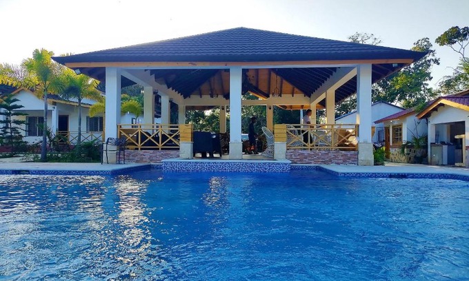 La Vega Province House | Villa Carolina By Hospedify Hermosa villa con piscina, mesa de billar, cancha de baloncesto y BBQ