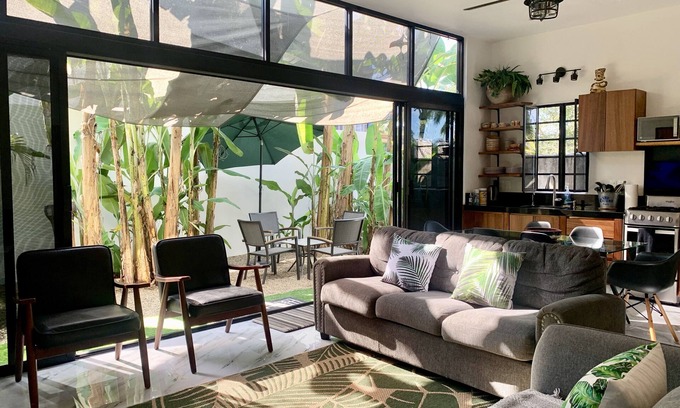 San Francisco House | Villa Cocos, Modern Family Retreat, Cozy & Private just 3 Blocks from the Beach