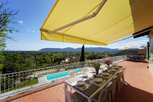 Castelnuovo Magra Villa | Villa Collina Del Sole 12 Pax by VILLASRETREATS