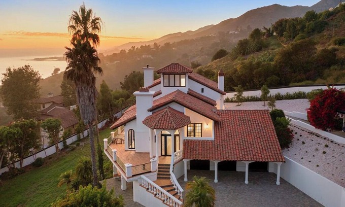 Eastern Malibu House | Villa Costera - Tree-Lined Tranquility: 3-Level Entertainer's Dream