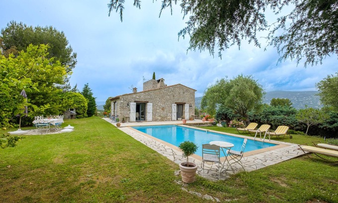 Peymeinade Villa | Villa 'Cyprès Bleu' with private pool, private terrace and Wi-Fi