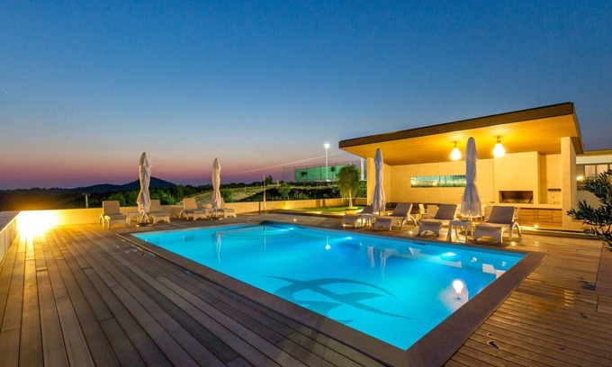 Zastrazisce Villa | Villa Dalma Platinum - 5 Bedroom Villa - Sauna - Tennis Court - Gym - Rural.