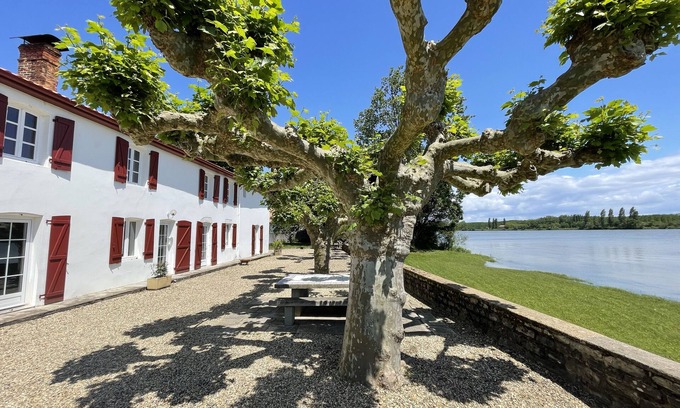 Urt Villa | Villa de Caractère Dans un Cadre Unique au Bord de Leau