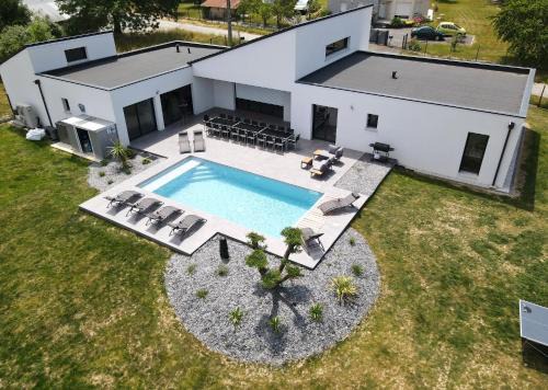 Pierric Villa | Villa de Groupe avec Piscine, Jacuzzi et Vue Nature