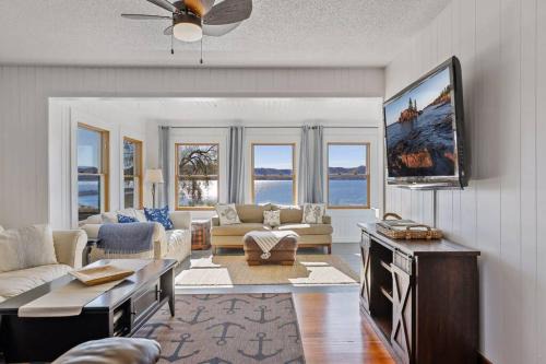 Pepin House | Villa Del Lago - Lakehouse in Pepin