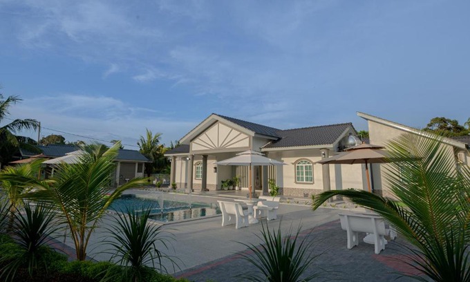 Kampung Bukit Katil House | Villa Dracaena Melaka With Swimming Pool, Hill View and 20 minutes to Town