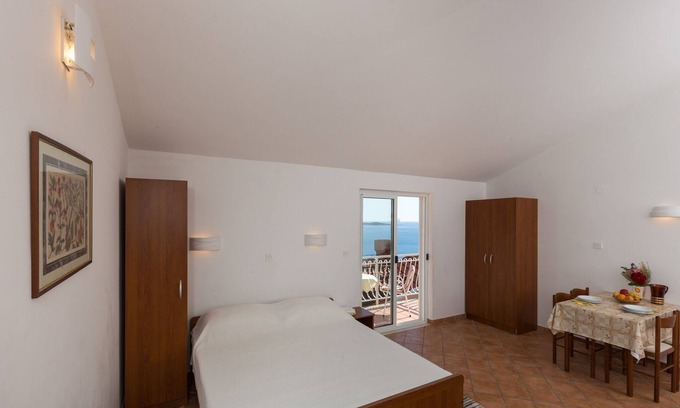 Plat Apartment | Villa Dubravka - Premium Studio Apartment with Balcony and Sea View (Apartman 2)
