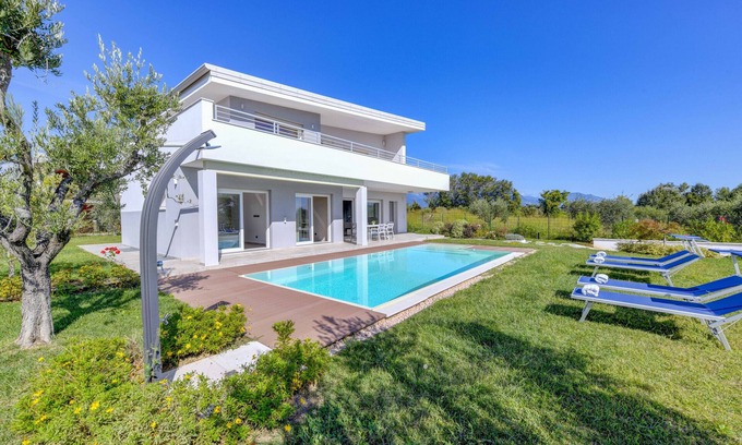 Moniga del Garda Villa | Villa Easy chic in Moniga del Garda with private pool