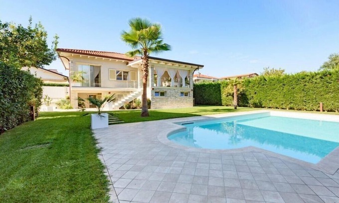 Querceta Villa | Villa Fiumetto Comfortable holiday residence