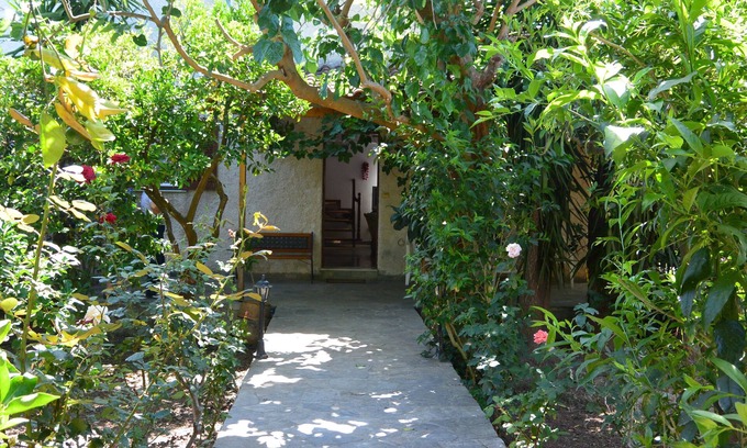 Alikianos Villa | Villa Flora ,3 bedrooms,2 bathrooms ,living room, 12 min by car to Chania center