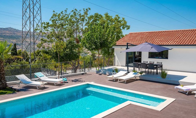 Srinjine Villa | Villa Florinda with Pool and Gym near Split