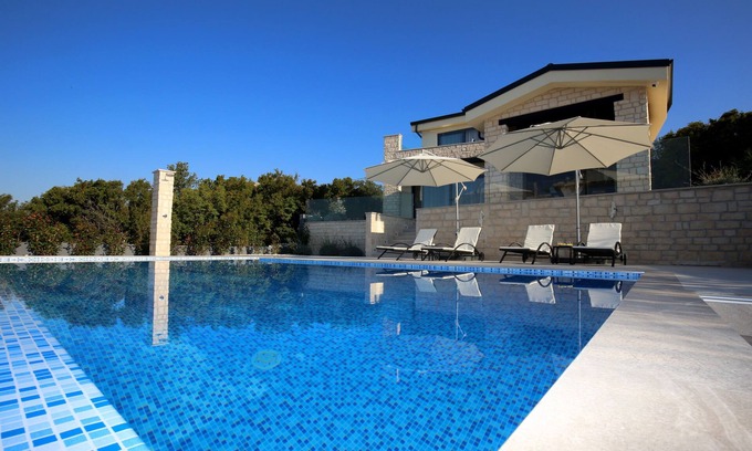 Smrika Villa | Villa for 8 persons, infinity pool, stunning view of the bay, quiet location
