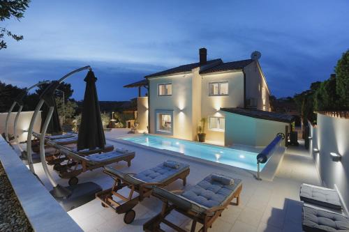 Vinkuran Villa | Villa Forest Bay near Pula for 8 people - only 300 meters from the beach
