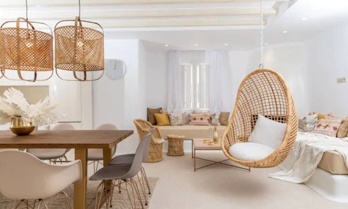 Plaka Villa | Villa Gold&White