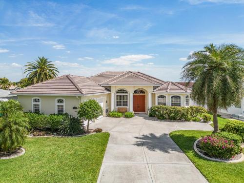 Caloosahatchee Villa | Villa-Haze, lots of privacy, solar & electric heated pool and SPA
