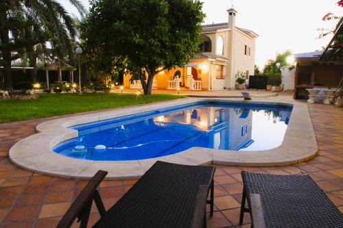Elche Villa | Villa Iluminada con chimenea, barbacoa y piscina cerca Playa