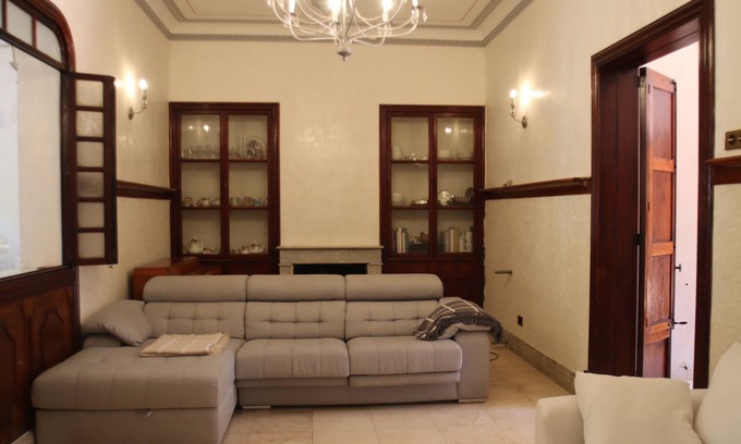El Terreno House | Villa in Palma, Patios, garage & location.