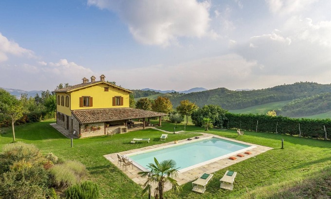 Piandimeleto Villa | Villa in Piandimeleto with Pool & Sauna