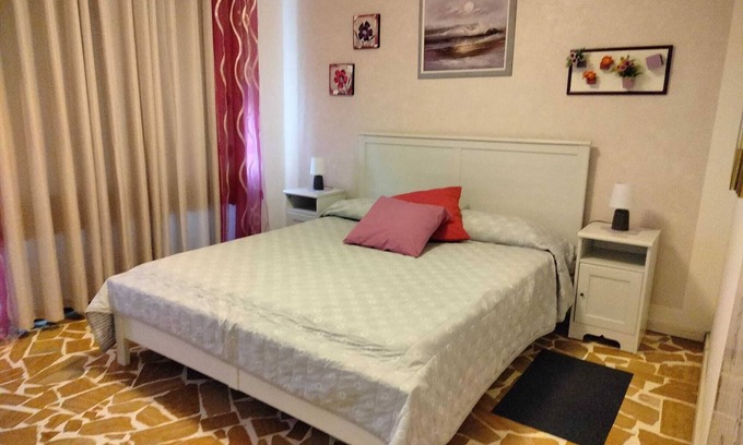 San Benedetto di Lugana Villa | Villa in quiet area, 2 communicating bedrooms, 1 bathroom, only 80mt from the lake