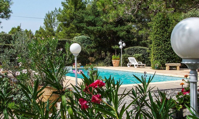 Peyrolles-en-Provence Villa | Villa in the heart of nature, with swimming pool, near Aix-en-Pce.