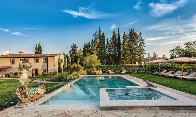 San Gimignano Villa | VILLA IRIS LUXURY SAN GIMIGNANO, 6 EN SUITE ROOMS, SWIMMING POOL, SPA, SAUNA.