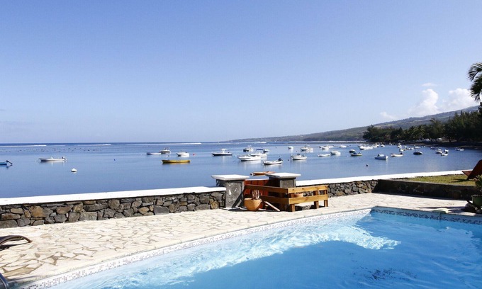 Etang Sale Les Bains Villa | Villa Jasmin with swimming pool in the water with direct access to the lagoon and beach