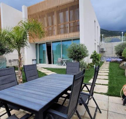 Jala Villa | Villa Jon Palasa Green Coast