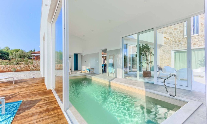 Muline Villa | Villa Joyful Living - with 4 bedrooms and an indoor pool, minutes away from the beach