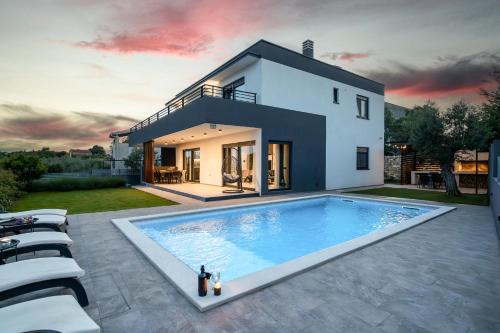 Krnica Villa | Villa Kali near Pula for 8 people with fitness & sea view - pet friendly