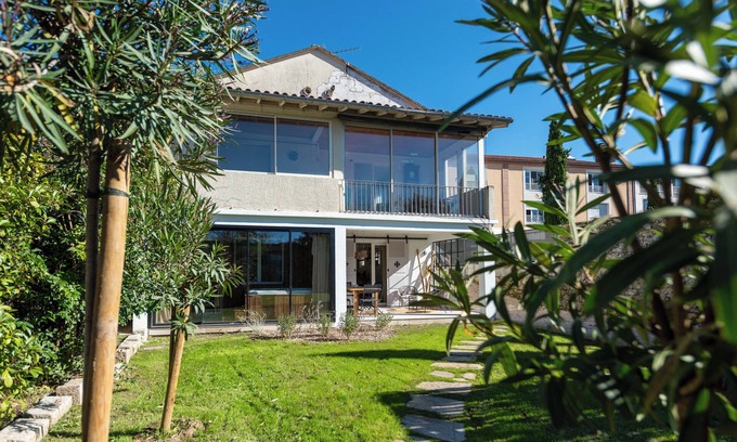 Saint-Girons Villa | Villa l'échappée verte house surrounded by greenery right in the center of town