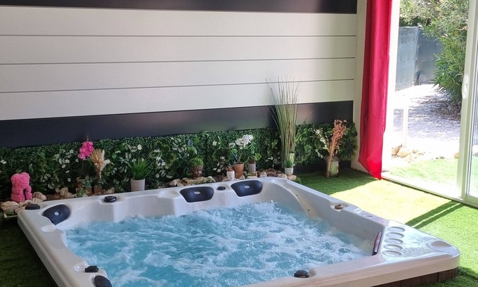 Alignan-du-Vent Villa | Villa Las Bouzigues 6-seater Jacuzzi and pool table