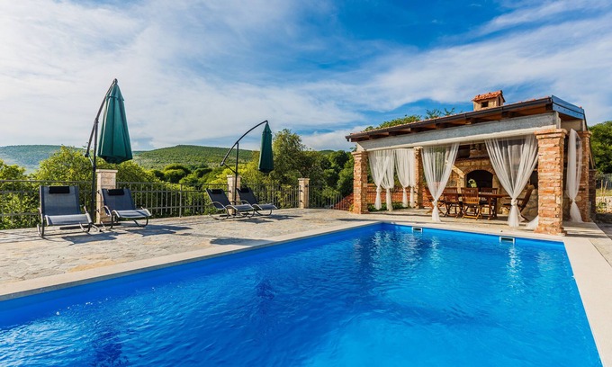 Primorski Dolac Villa | Villa Laurosa provide to you traditional Dalmatian style in the peaceful nature