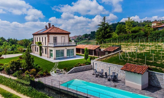 Monforte d'Alba Villa | Villa Leolo' Monforte d'Alba