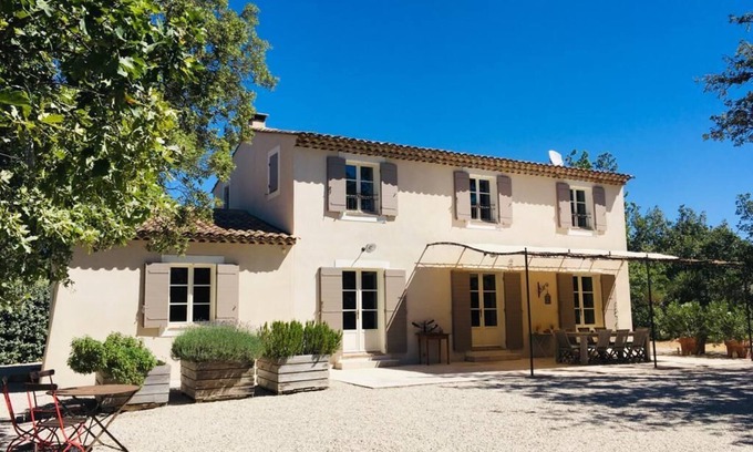 Croagnes Villa | Villa Luberon, with air conditioning & large fairy garden with heated pool and petanque