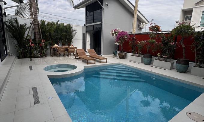 Bang Rak Phatthana Villa | Villa Luxe Bangkok Private Pool Whirlpool