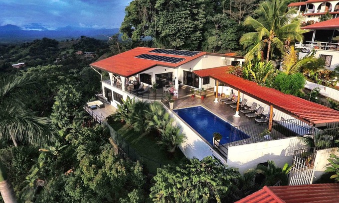 El Cerro House | Villa Macaw Luxury 5 Bdrm, Pool, Ocean, Surf & Sunset Views