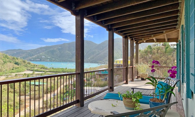 Estate Emmaus House | Villa Madeline ~ Cozy Hillside Villa w/Solar!