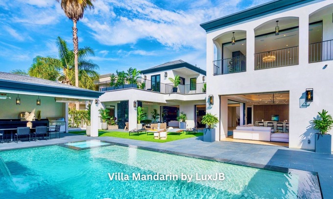 The Flats Villa | Villa Mandarin by LuxJB 🏆 Beverly Hills Mansion w Maid 🏆 Steps from Rodeo Drive