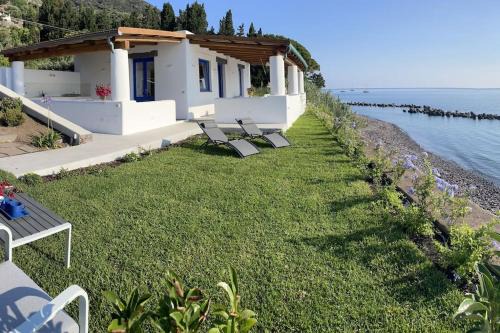 Santa Marina Salina Villa | Villa Maris - accesso diretto alla spiaggia