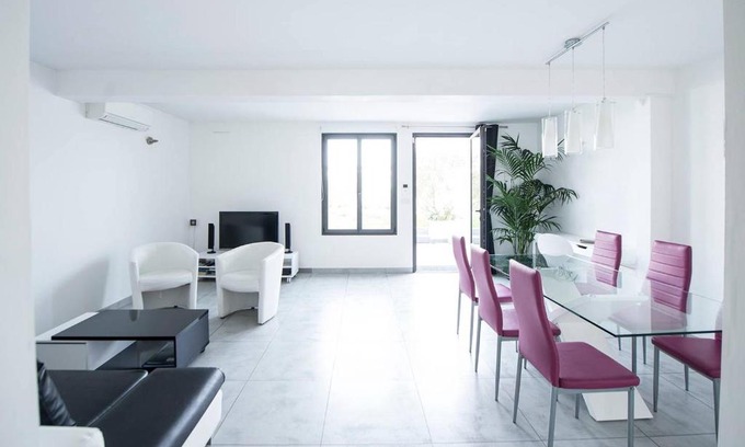 8th Arrondissement Apartment | Villa Marseille