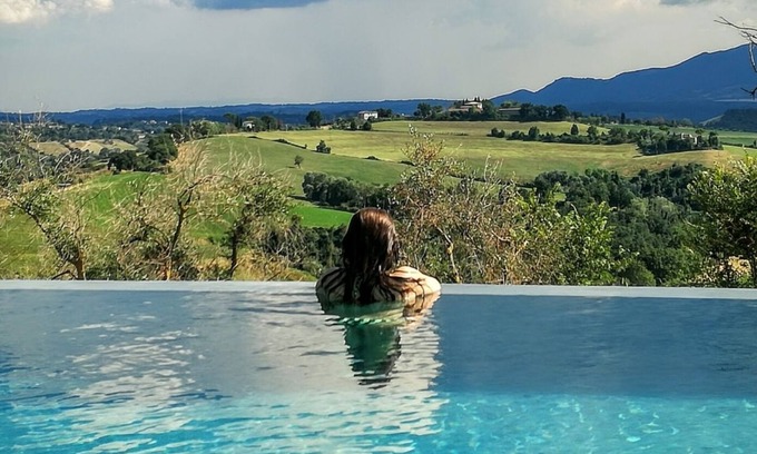 Magliano Sabina Villa | Villa Mirella between Rome, the thermal baths of Viterbo and Umbria - panoramic swimming pool with fireplace