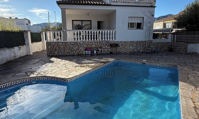 Gandia Ski Chalet | Villa near the beach to enjoy the sea and the mountains.